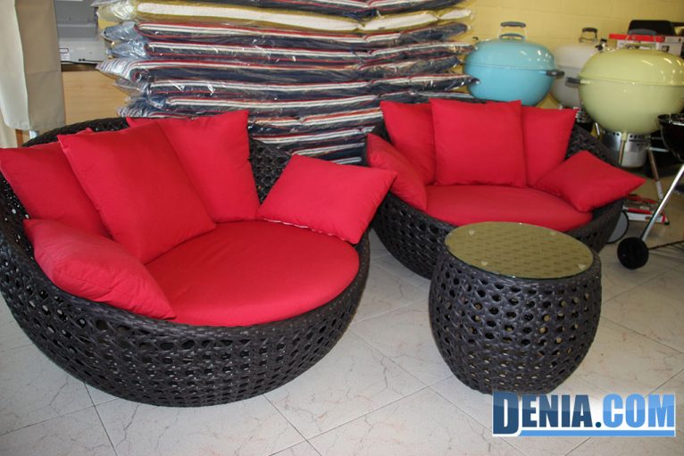 Mobel Sol Dénia, sillones de exterior en tapizado rojo para la decoración de exteriores