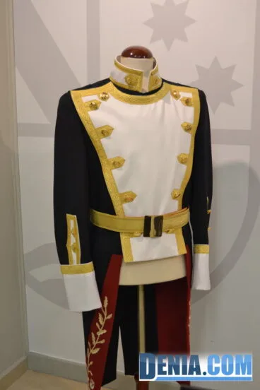 Nuevo uniforme de gran gala de la Policía Local de Dénia