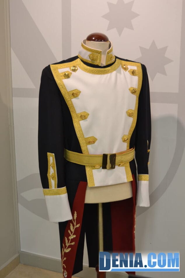 Nuevo uniforme de gran gala de la Policía Local de Dénia