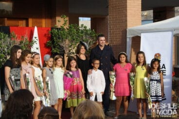 Paloma Mengual y su corte de honor en el desfile de moda de la Falla Oeste