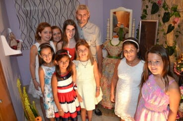 Paloma junto a su corte y el presidente de la JLF en la expo de su traje