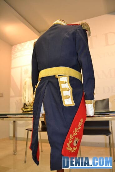 Parte trasera del antiguo uniforme de gran gala de la Policía Local de Dénia