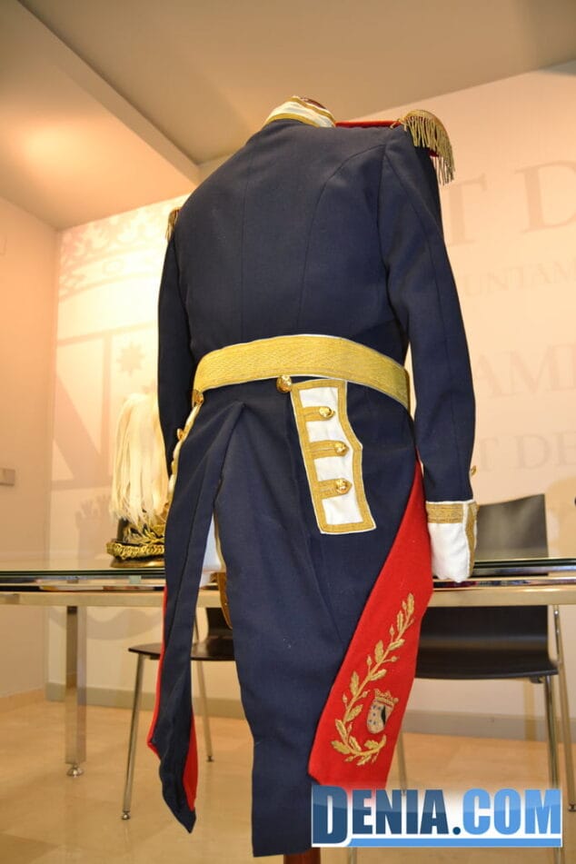 Parte trasera del antiguo uniforme de gran gala de la Policía Local de Dénia
