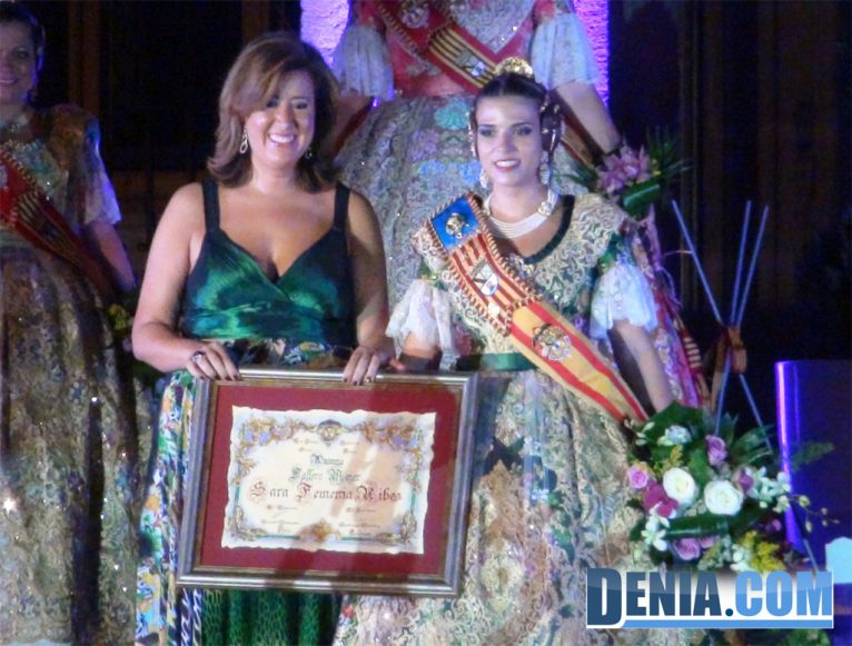 Presentación de las Falleras Mayores de Dénia 2014 - Sara Femenia con su nombramiento oficial