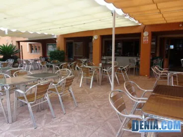 Restaurante Club de Tenis Dénia, amplia terraza para comer de menú y cenar todos los días