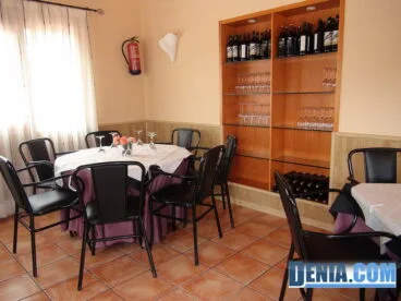 Restaurante Club de Tenis Dénia, amplio salón interior para comidas diarias y menús