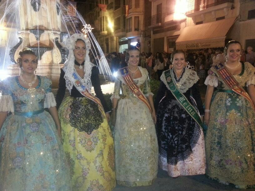 Sara Femenia junto a la Bellea del Foc de Alicante la FM de Valencia y la Reina de Segorbe