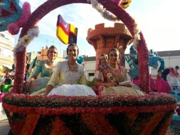 Sara Femenía durante el desfile de carrozas de Burriana