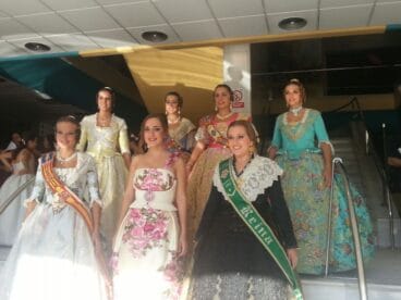 Sara Femenía participa en el desfile de carrozas de Burriana 03