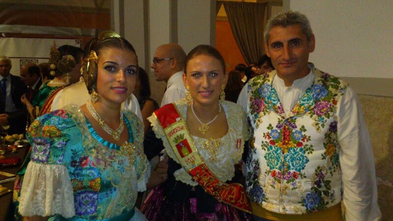 Sara Femenía y Jaume Bertomeu junto a la Reina de las Fiestas de Segorbe