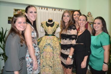 Sara y su corte junto a su traje