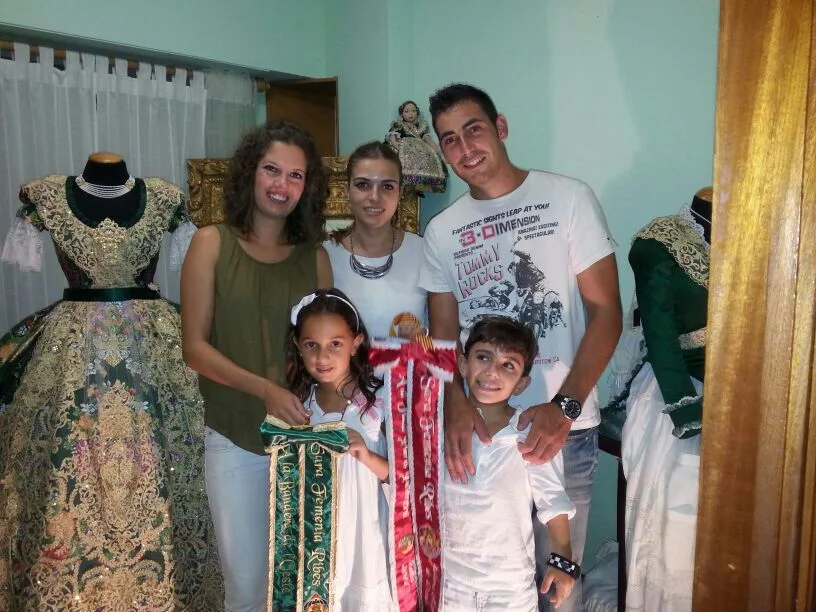 Visita de los cargos de la Falla París Pedrera al traje de Sara Femenía Ribes