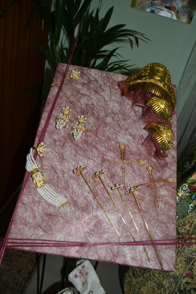 Visita de trajes a las FFMM de Dénia Aderezos de Sara