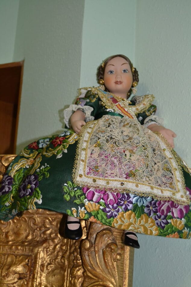 Visita de trajes a las FFMM de Dénia Detalle de la exposición del traje de Sara