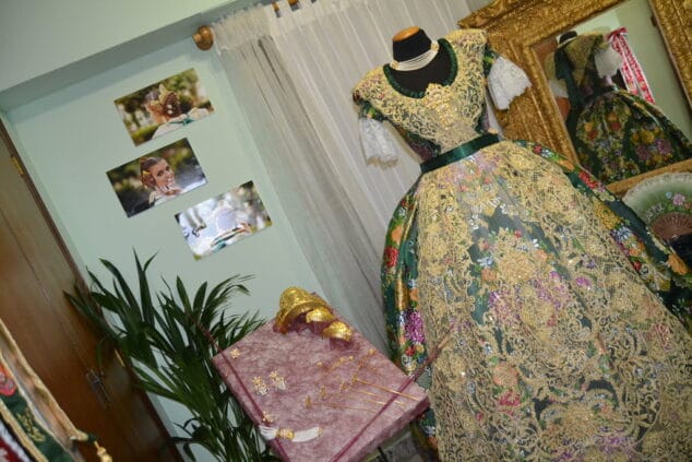 Visita de trajes a las FFMM de Dénia Exposición del traje de Sara 01