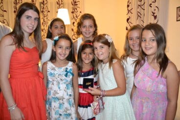 Visita de trajes a las FFMM de Dénia – Paloma con su corte y su regalo