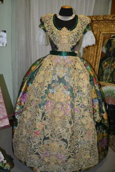 Visita de trajes a las FFMM de Dénia – Traje de Sara Femenía