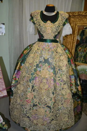 Visita de trajes a las FFMM de Dénia – Traje de Sara Femenía