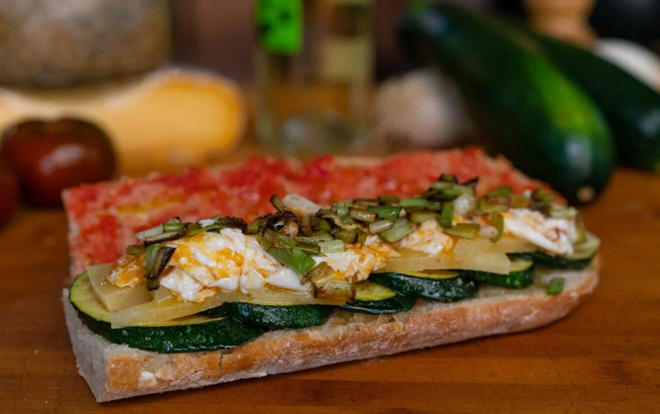 Bocadillo con revuelto de ajetes, queso y calabació - El Mosset
