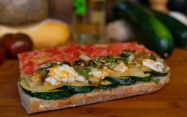 Bocadillo con revuelto de ajetes, queso y calabació – El Mosset