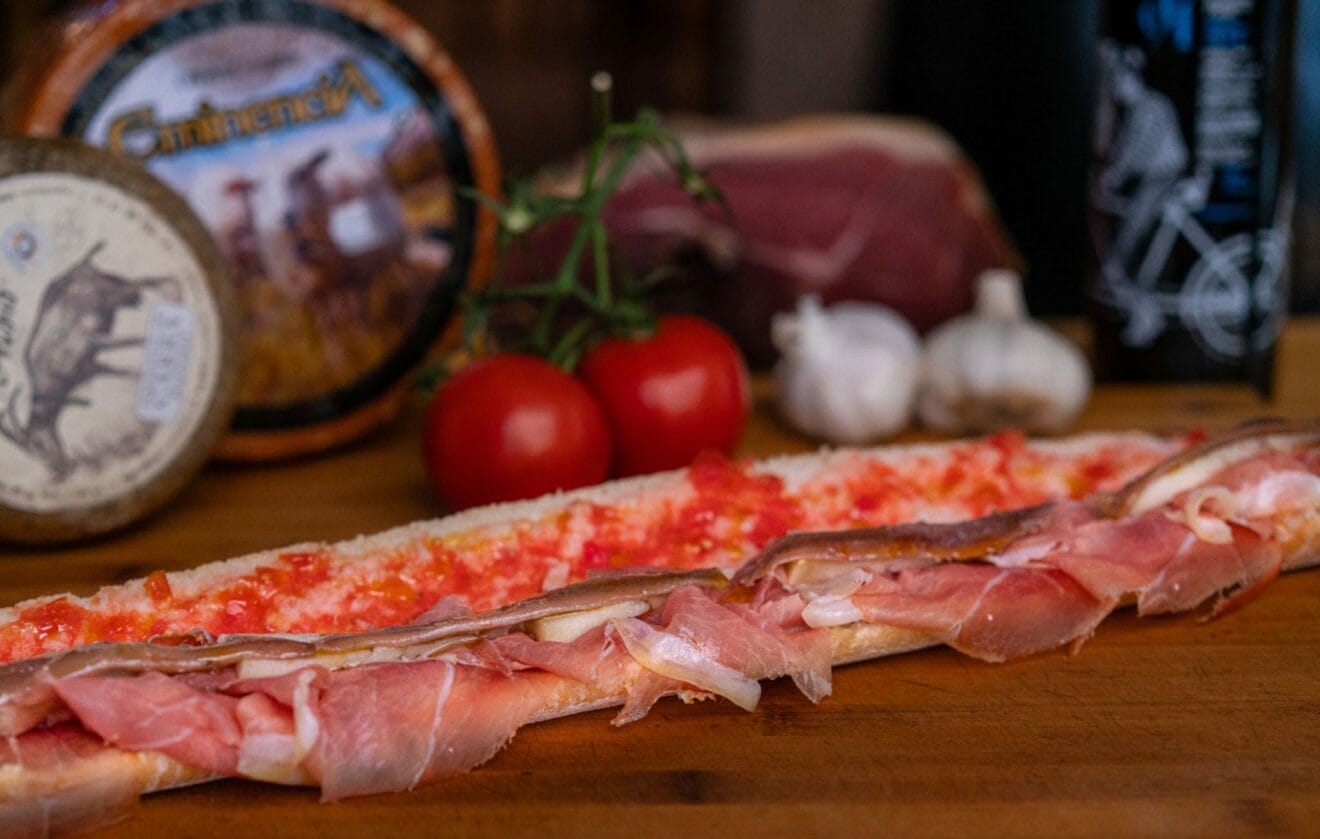 Bocadillo con jamón, anchoas y queso - El Mosset