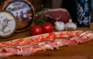 Bocadillo con jamón, anchoas y queso – El Mosset