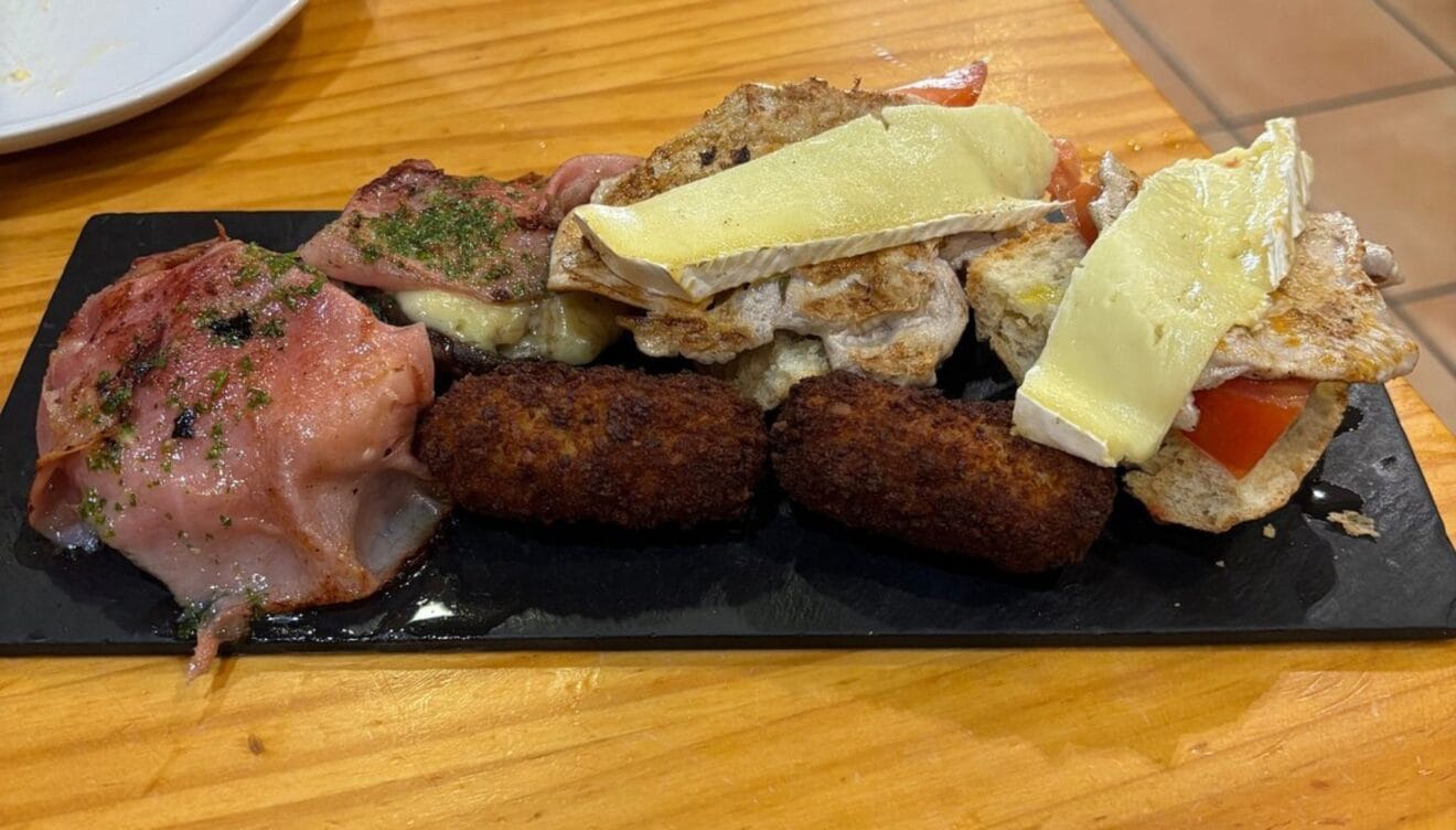 Croquetas caseras y gambas al ajillo recién hechas