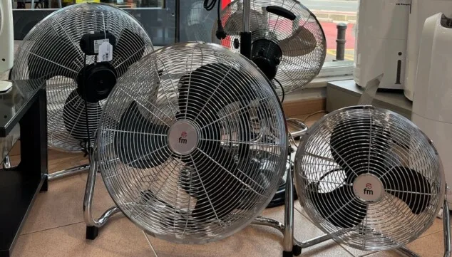 Ob als Decken- oder Standgerät, damit die Hitze Sie nicht überwältigt.