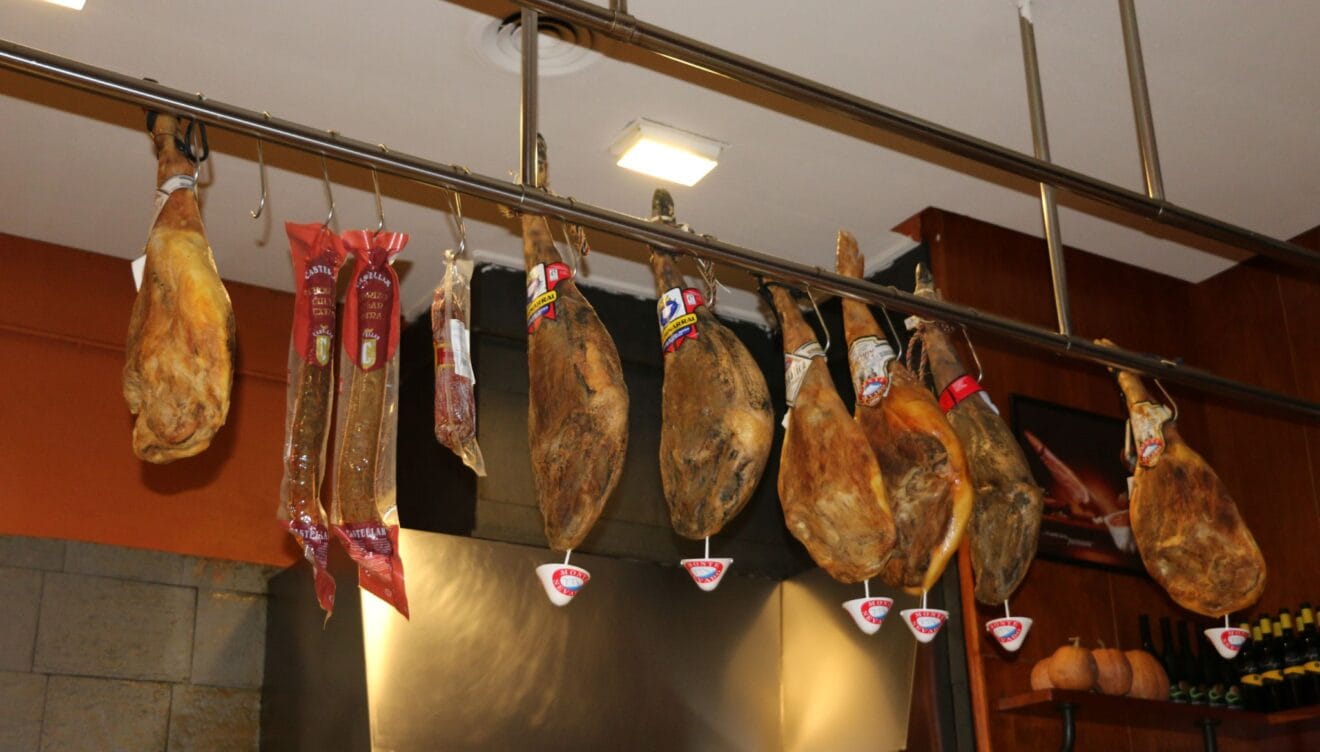 Embutidos artesanos y jamón ibérico de calidad