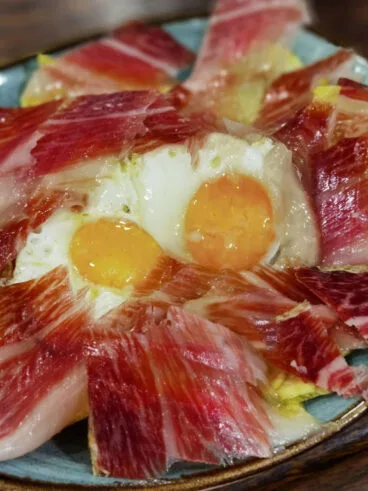 Huevos rotos con jamón en La Cuina de Pepa