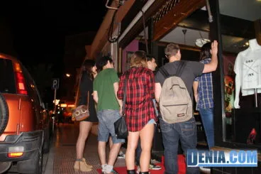 Amigos en la inauguración de DNA ink