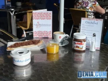 Café Mediterráneo, desayunos completos con pan y tostada