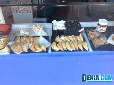 Café Mediterráneo, empanadillas caseras, tostadas con Nutella y bollería recién horneada.