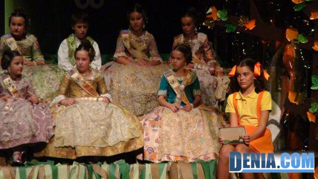 Comisión infantil Falla Saladar 2014 y presentadora