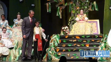 Concejal de Fiestas Paco Arnau junto con los cargos Infantiles Falla Saladar 2014