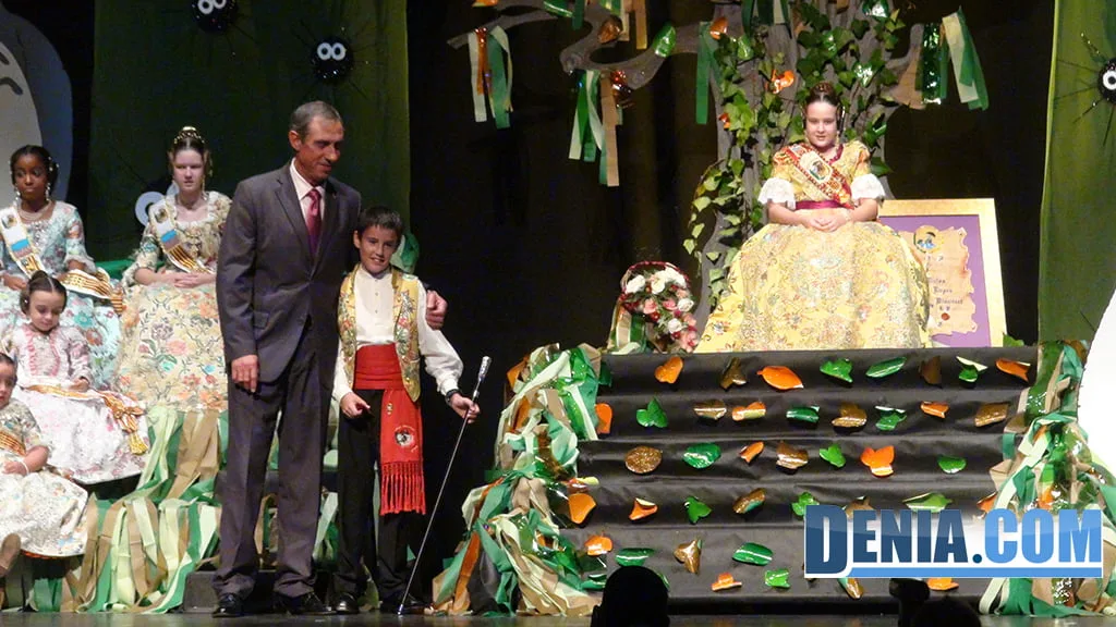 Concejal de Fiestas Paco Arnau junto con los cargos Infantiles Falla Saladar 2014