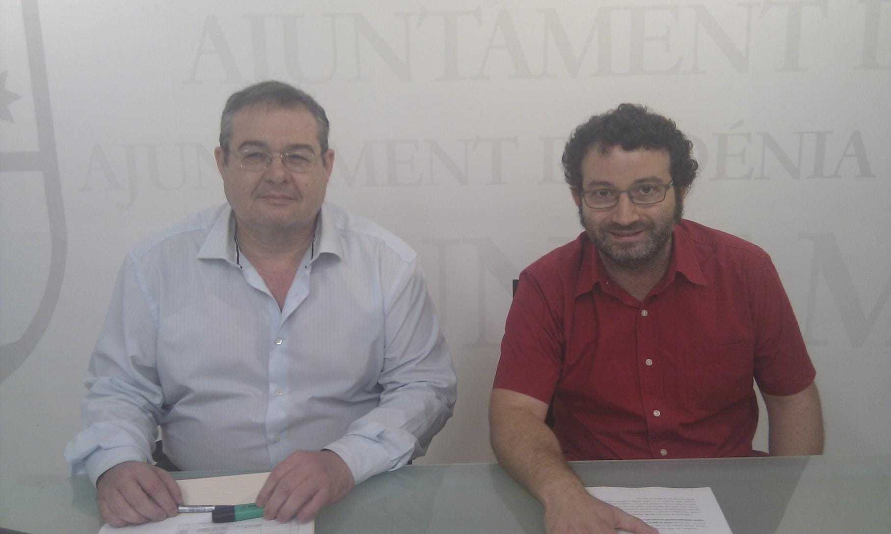 Concejales del PSOE críticando la falta de politicas sociales por parte del Ayuntamiento de Dénia