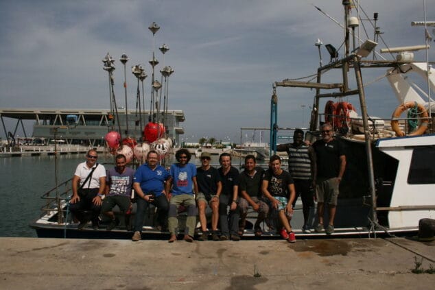 Equipo encargado de la suelta de una tortuga en Dénia