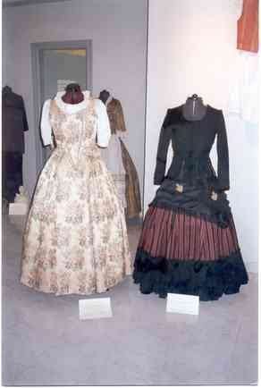 Exposición de indumentaria valenciana en la Falla Les Roques 01 03