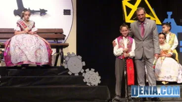 Fallera Mayor Infantil 2014 Camp Roig, Elena Crespo y Presidente Infantil Ulises Naranjo con Paco Arnau, Concejal de Fiestas de Dénia