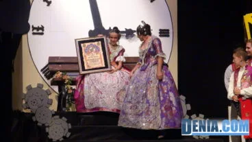 Fallera Mayor Infantil Camps Roig Elena Crespo recogiendo placa conmemorativa
