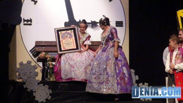 La "xiqueta" Elena Crespo Alonso, protagonista de "Camp Roig Pictures" 6 Fallera Mayor Infantil Camps Roig Elena Crespo recogiendo placa conmemorativa
