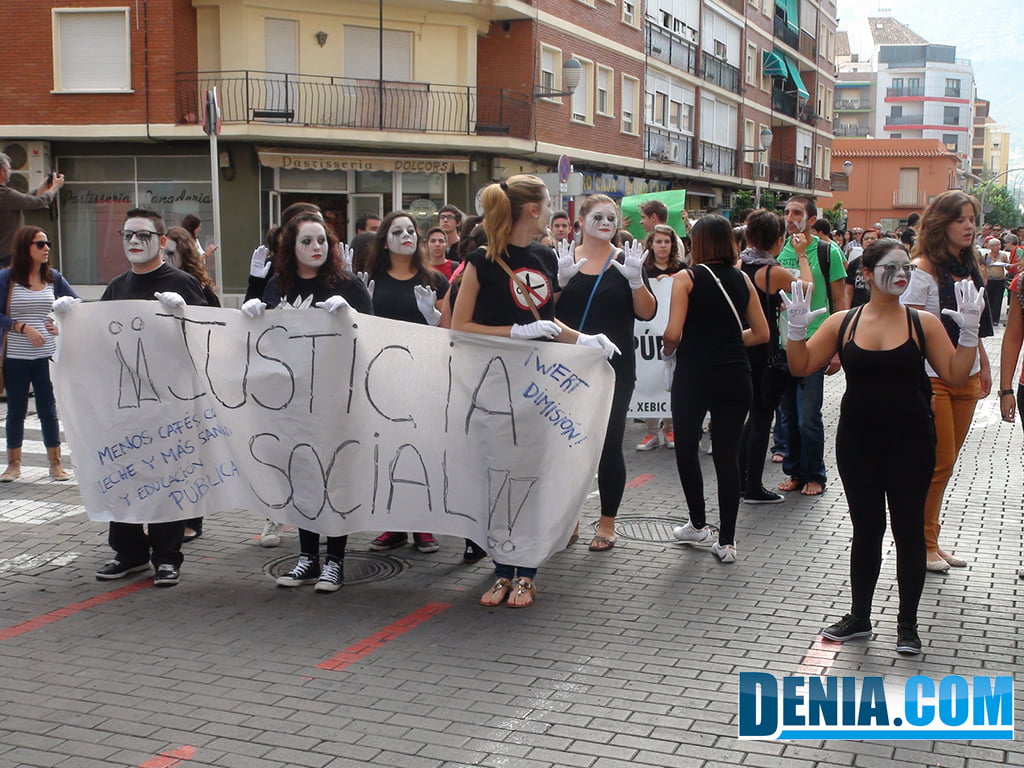 Jóvenes en la manifestación por la educación en Dénia