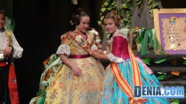 La Fallera Mayor de Dénia Infantil junto con la Fallera Mayor Infantil de la Falla Saladar 2014