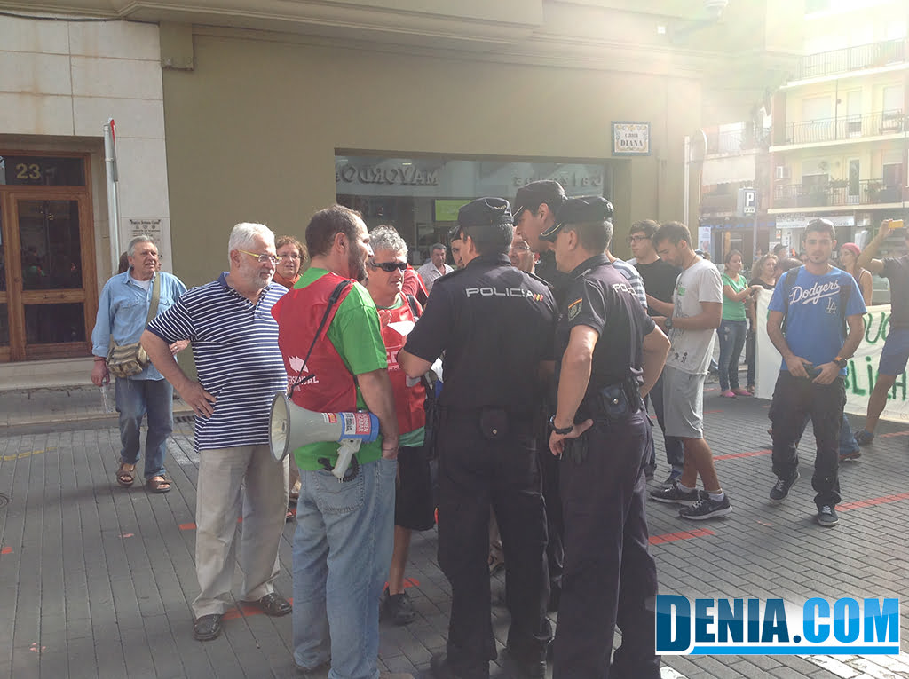 La Policía Nacional detiene a los manifesantes en la calle Diana