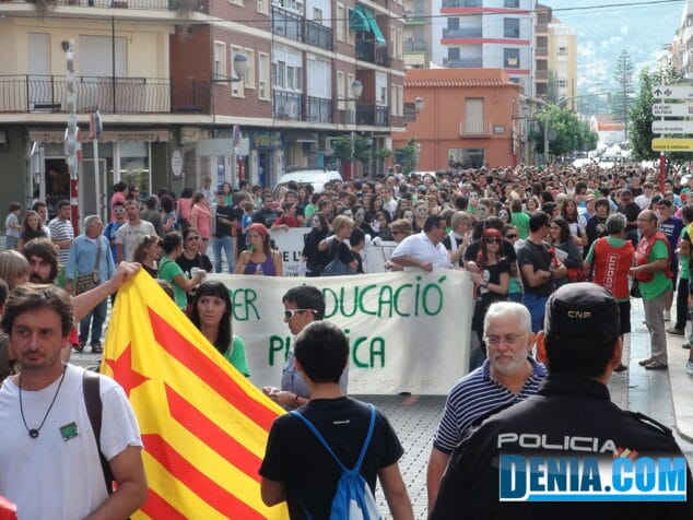 La policía Nacional detiene a los manifestantes a su paso por la calle Diana