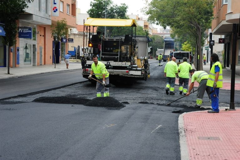 Las obras de reurbanización de la Avenida Miguel Hernández vez su final cerca con el proceso de esfaltado en marcha