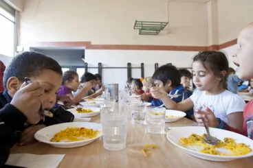 Los Socialistas de Dénia contra las Bases para la obtención de las Becas de Comedor