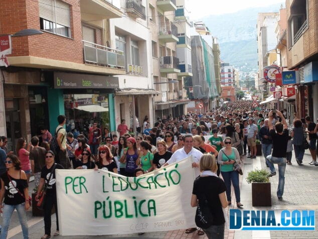 Manifestación del 24 O subiendo por la calle Diana
