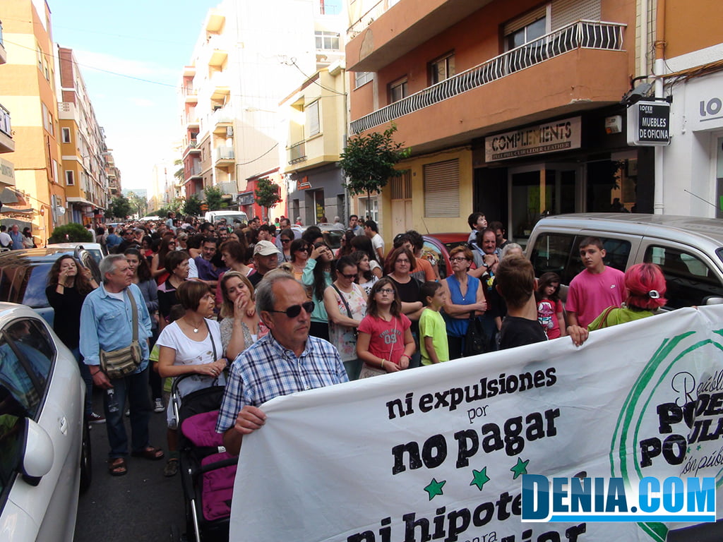 Manifestantes llenando la calle Patricio Ferrándiz de Dénia